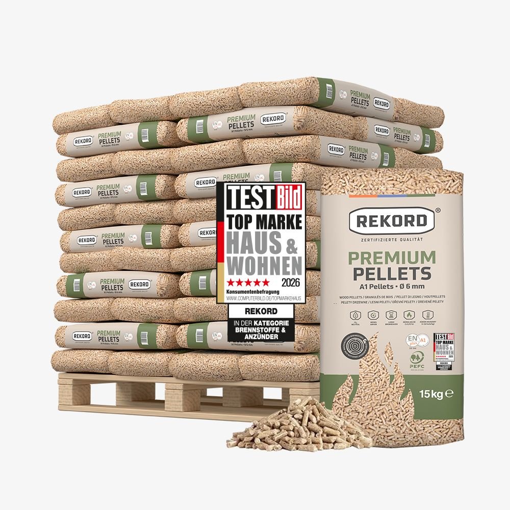 webshop_Palette_Sack_Haufen_Testsiegel2026_1920x1920_f1d67cdd-aaae-4ea2-bdf5-89f14d112342_2048x2048.jpg Premium REKORD Pellets A1, Sackware auf Palette (66 x 15 kg) – Bild 1